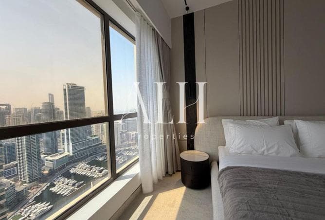 Principal bedroom with marina and skyline view