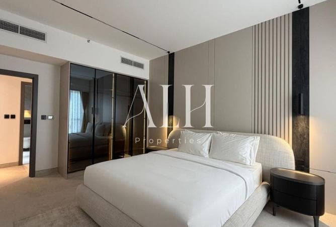 Second bedroom with mirrored wardrobes